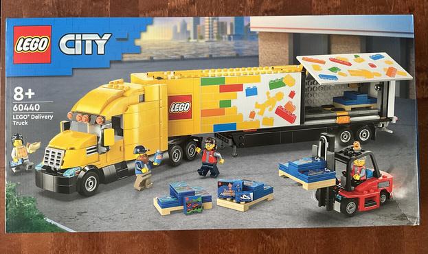 Photo of the Lego delivery truck box, set #60440.