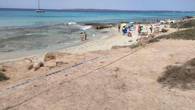 Els fets han tingut lloc a les 9.37 del matí, quan roques de grans dimensions s'han desprès de la cornisa d'argila (EFE/Consell de Formentera)