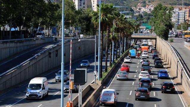 Un estudi del RACC demana millores en el transport públic després de recollir que la majoria d'usuaris del vehicle privat a Barcelona asseguren que no tenen bones alternatives. (ACN)
