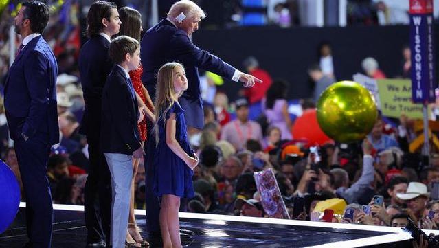 Trump assenyala cap al públic en l'últim dia de la convenció republicana (Reuters/Brian Snyder)