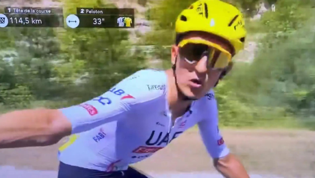 Marc Soler increpa un càmera del Tour de França