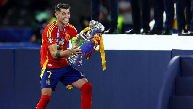 Álvaro Morata aixecant el trofeu de la Eurocopa