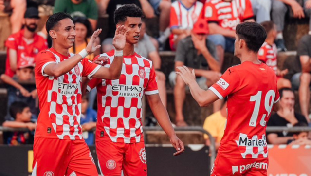 Iker Almena celebrant el gol contra l'Olot (Girona FC)