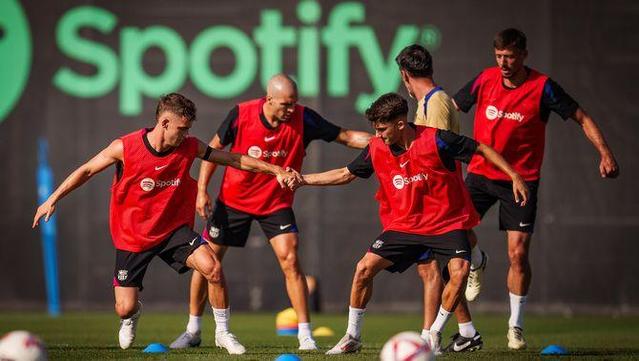 Un quartet dels jugadors del Barça que ja fan la pretemporada a les ordres de Flick exercitant-se aquest divendres a la ciutat esportiva (FCB)