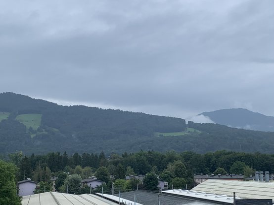 Bergen rond om Salzburg gehuld in regenwolken 