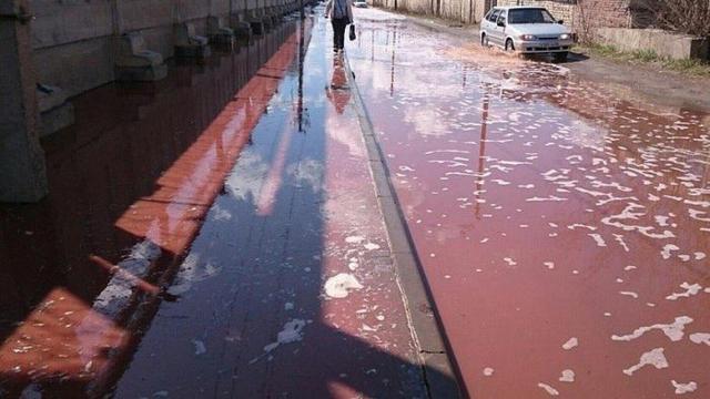 mit rotem Saft überflutete Straße