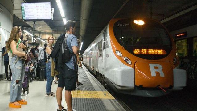 Passatgers esperant un tren de Rodalies, aquest estiu (Europa Press/Alberto Paredes)