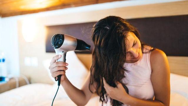 Els experts recomanen eixugar-se el cabell amb una tovallola o assecador abans d'anar a dormir (iStock)