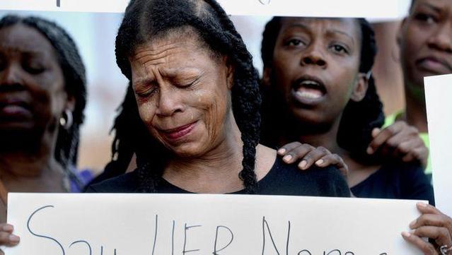 Donna Massey, la mare de la víctima, durant la manifestació contra la violència policial el 12 de juliol (Reuters/Thomas J. Turney)