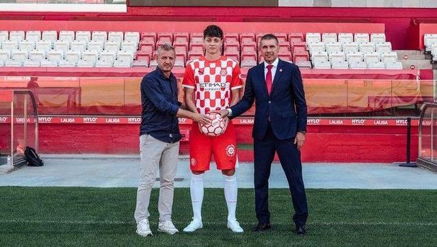 Fotografia oficial de la presentació de Krejcí amb el Girona (Girona FC)