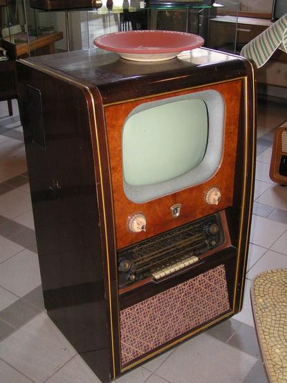Das Foto zeigt einen antiken Fernsehapparat