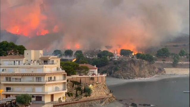 Fum i flames entre Portbou i Colera, vistos des de Llançà (Marina Valls)