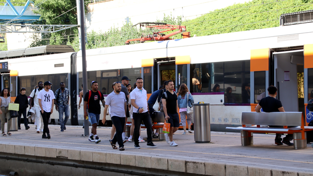 Usuaris de l'R3 arriben a l'estació de Vic, aquest dilluns al matí (ACN/Laura Busquets)