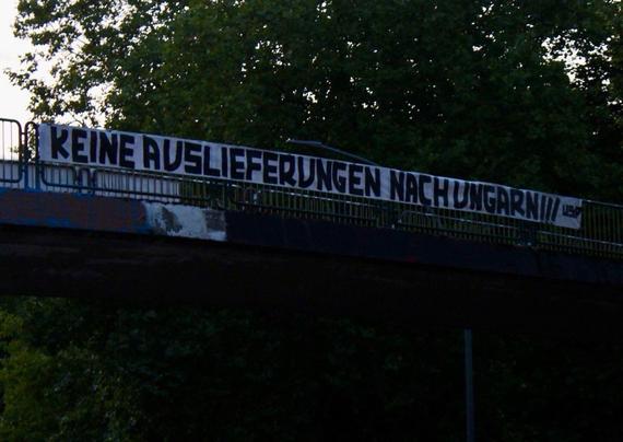 Foto:
Ein Banner hängt an einer Brücke mit der Aufschrift 