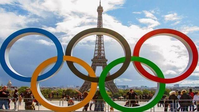 París 2024, a punt de començar. La Torre Eiffel i les anelles olímpiques també són protagonistes