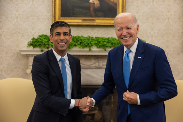 Joe Biden stringe la mano a Rishi Sunak (recentemente trombato alle elezioni)