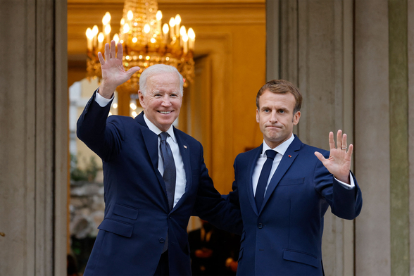 Joe Biden stringe la mano ad Emmanuel Macron (il cui partito é stato massivamente trombato alle elezioni). Si nota il francese non eccessivamente contento, forse aveva visto la foto precedente.