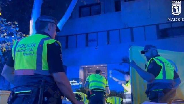 La víctima va patir un traumatisme cranial en caure a terra, després de rebre un cop d'un altre assistent (Emergències de Madrid)