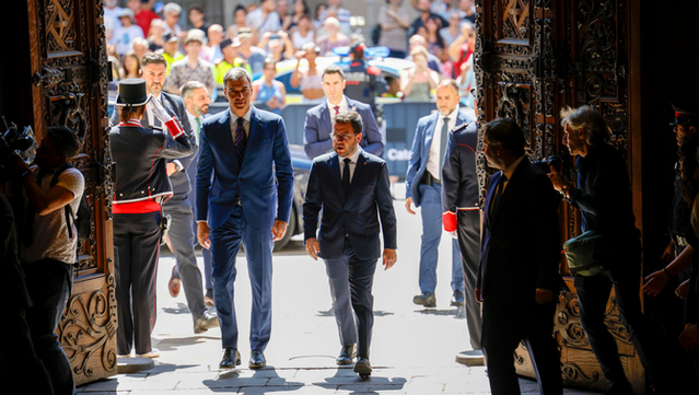 Els presidents Aragonès i Sánchez entren al Palau de la Generalitat (EFE/Alberto Estévez)