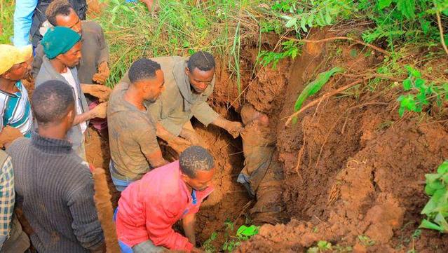 Diversos homes busquen supervivents sota el fang (Reuters)