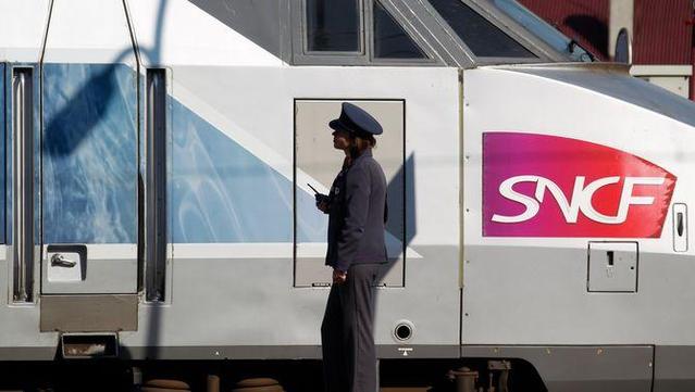 La companyia estatal de ferrocarrils francesos, SNCF, admet que les afectacions s'allargaran almenys durant el cap de setmana (Reuters)