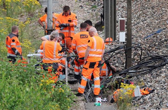 people standing near the tracks near damaged cabling.

Public photo. via Le Monde