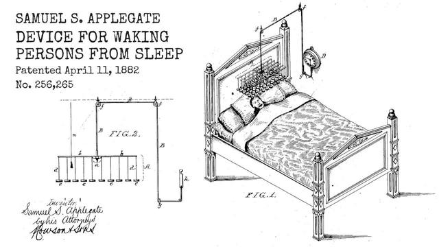 Die Patentskizze zeigt ein Bett mit einem darüber hängenden Gitter an dem Holzklötze befestigt sind. Das Gitter ist über eine Schnur mit einer Uhr verbunden