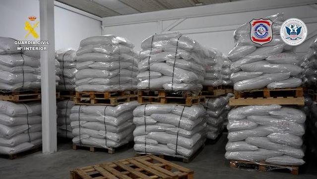 Els agents han trobat la cocaïna en pols amagada a l'interior de sacs d'arròs que s'havien cosit manualment al Paraguai (Guàrdia Civil)