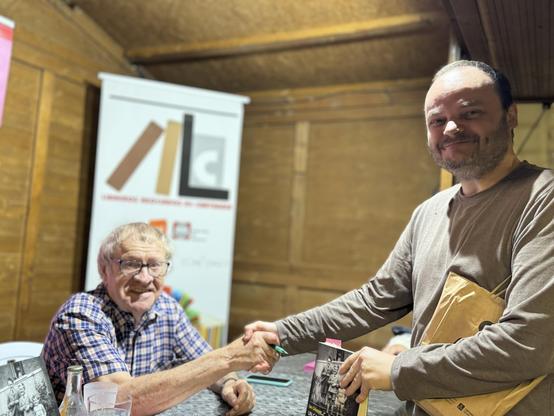 Apretón de manos con Ian Gibson tras la firma de un ejemplar de sus memorias, «Un carmen en Granada».