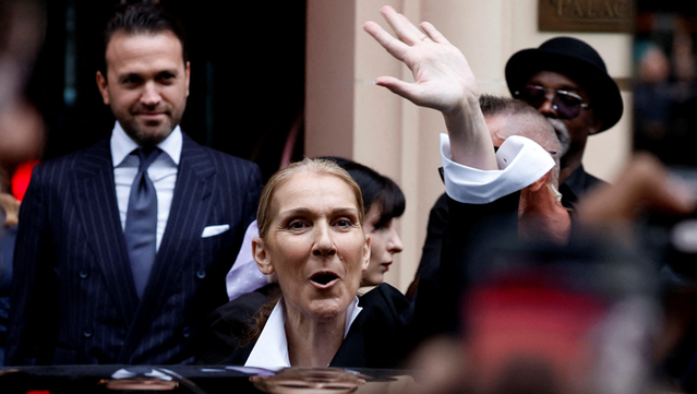 Céline Dion surt del seu hotel a París i saluda els fans que es congreguen a la porta (Reuters/Gonzalo Fuentes)
