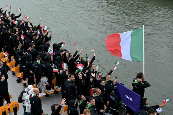 la sfilata italiana all'inaugurazione olimpica, cin felpe nere e tricolori