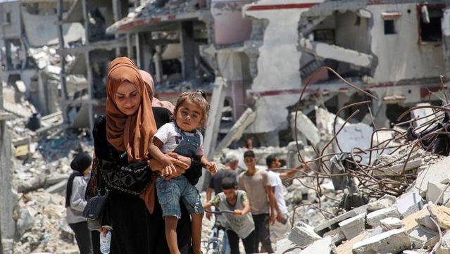 Palestins fugen d'una zona destruïda a Khan Younis, al sud de la Franja de Gaza
