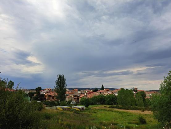 Fotografía hecha con mi móvil del pueblo de Griegos (Teruel, España), con un cuerpo ñ cielo nublado.