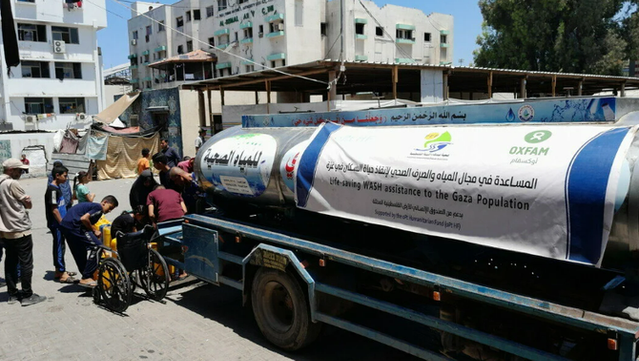 Un camió cisterna d'Oxfam repartint aigua al nord de Gaza