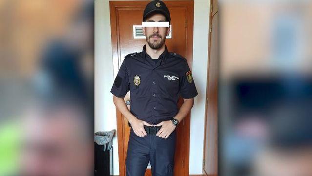 Fotografia de l'agent de la Policia Nacional infiltrat amb uniforme