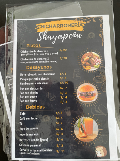 Carta del restaurante “Chicheronería Shayapeña” se ofrece entre otras cosas Café, platos de Chicharron de chancho con mote, hamburguesas, panqueques estilo alemán etc