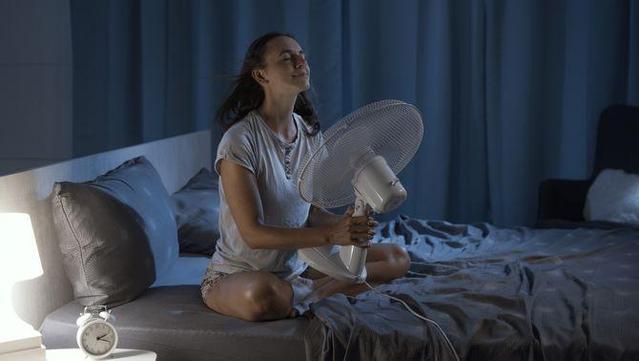 Fer córrer l'aire en una habitació ens pot ajudar a dormir una mica millor (iStock/Nattrass)