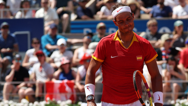 Rafa Nadal lamenta una acció del partit contra Djokovic (Reuters)