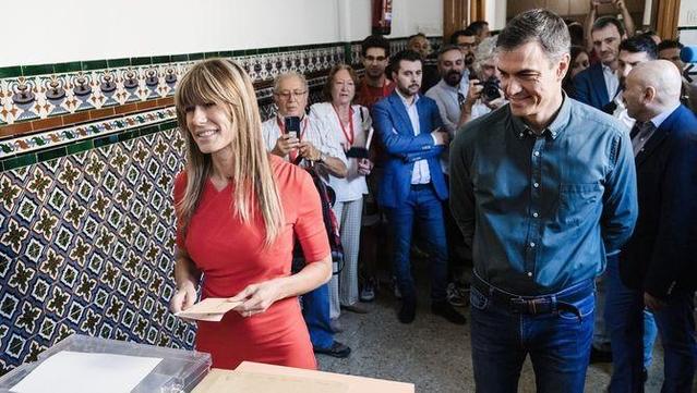 Begoña Gómez i Pedro Sánchez, votant en les eleccions generals del 2023 (Europa Press/Carlos Luján)