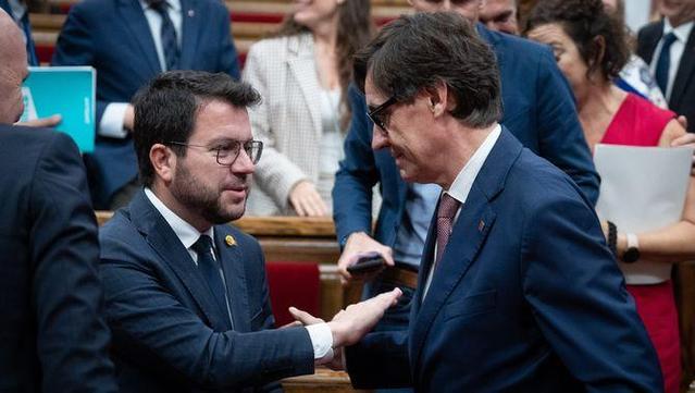 Aragonès i Illa se saluden al Parlament (Europa Press/David Zorrakino)