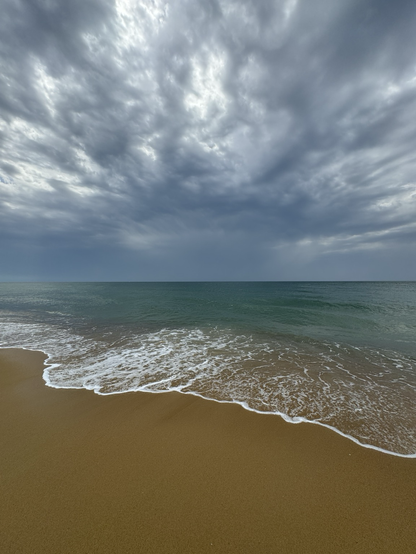 Photo de plage sous un ciel gris