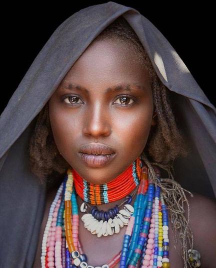 Jeune femme en parure traditionnelle du peuple Erbore, vallée de l'Omo (Ethiopie)