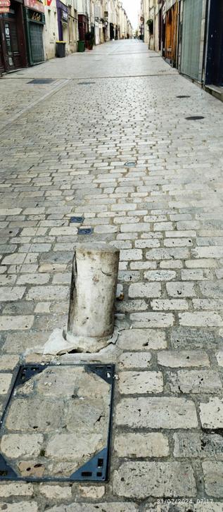 Une borne a été renversée rue de Bourgogne par un ou une automobiliste 