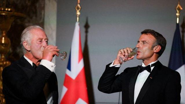 Carles III i Emmanuel Macron, en el brindis del banquet d'Estat celebrat el setembre del 2023 a Versalles