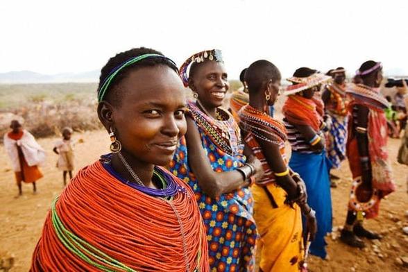 Groupe de femmes en habits colorés, peuple Samburu (Kenya) Photo Corbis