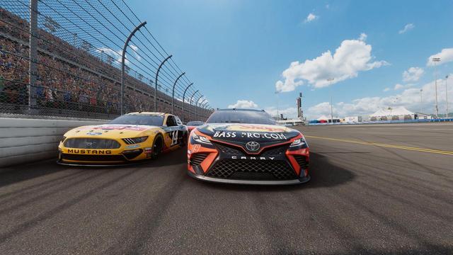 Série de imagens de jogo de corrida oficial da Nascar, o de carros estilo Coupé percorrem um circuito oval.