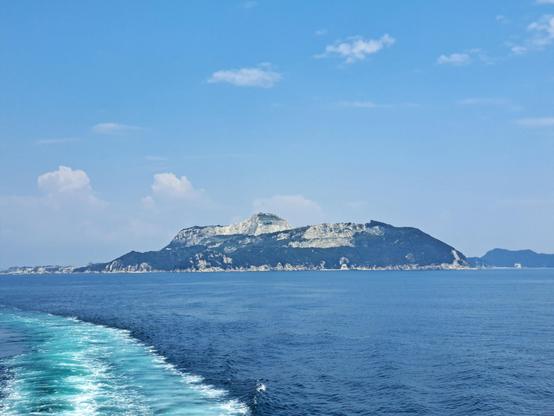 Otra isla del Mar Interior, con el rastro del barco visible a la izquierda.