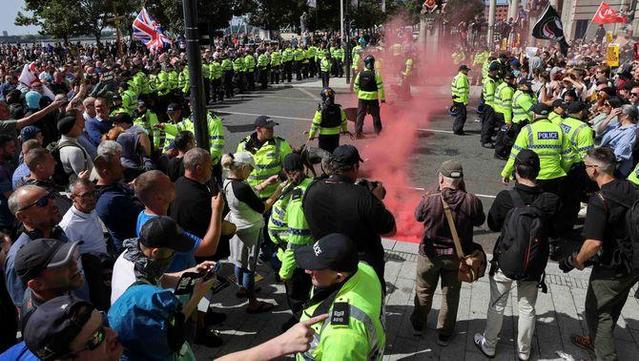 A ciutats com Liverpool o Londres, les protestes antiimigració han xocat contra mobilitzacions antiracistes (Reuters/Belinda Jiao)