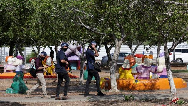 Policies a la zona on hi ha hagut l'apunyalament, a la ciutat de Holon (Reuters/Ricardo Moraes)