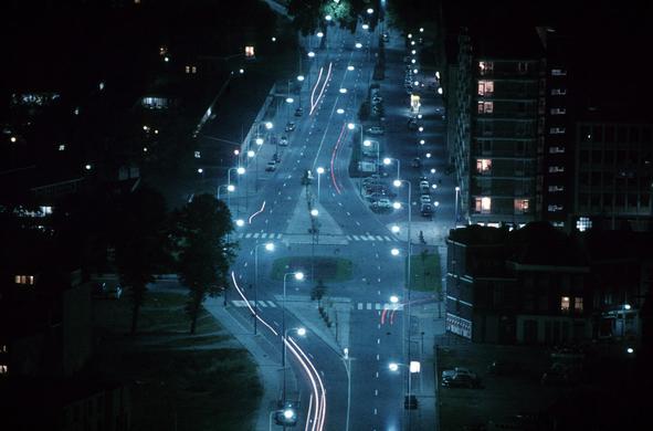verlichte autoweg bij avond in een binnenstad